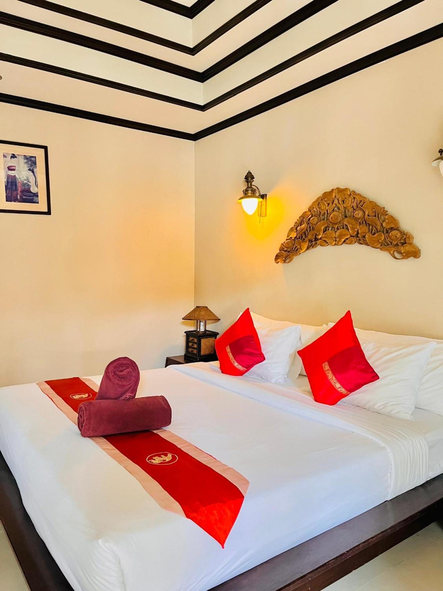 Kanok Buri Resort&Spa Lipa Noi Exterior foto